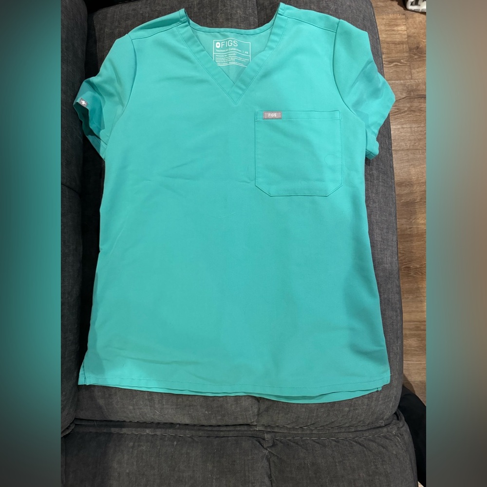 FIGS Caterina one-pocket scrub top